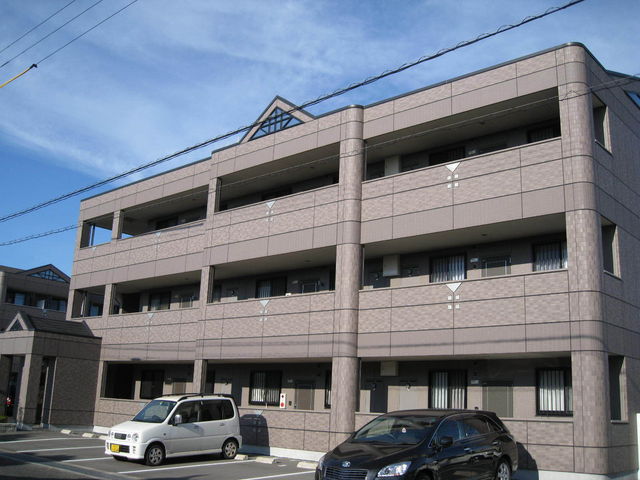 駐車場のある外観